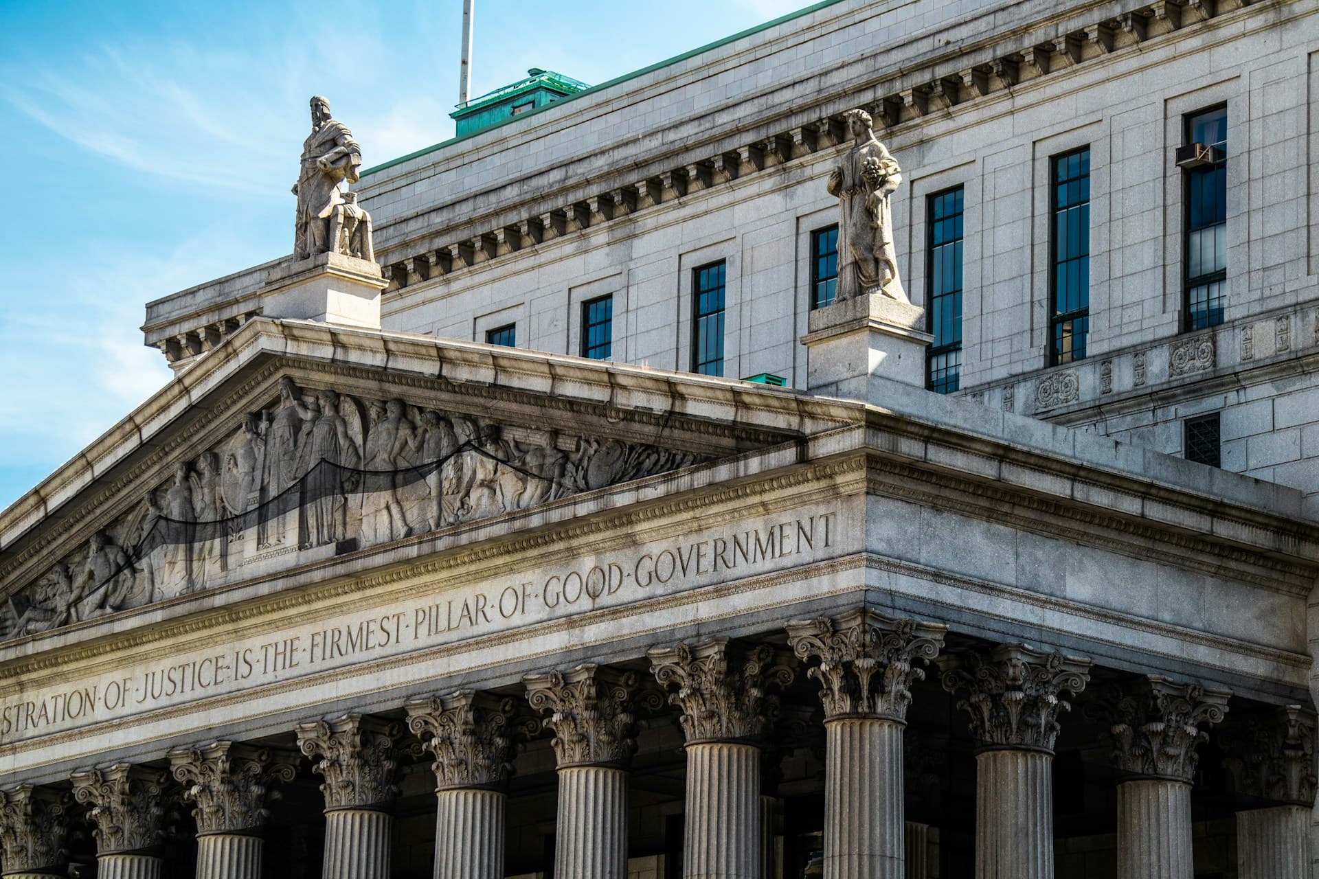 Hallucinations juridiques IA en 2026 : plus de 1 000 affaires recensées, New York veut encadrer les chatbots